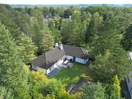 Luftbild - Haus kaufen in Bendestorf - Zeitloses Landhaus in bester Lage