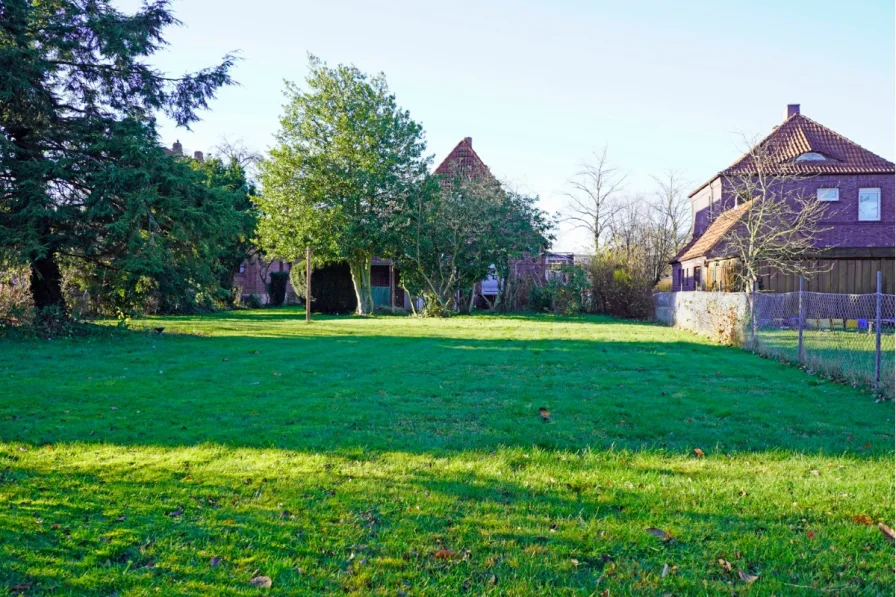 Garten mit weiterem Bauplatz - Grundstück kaufen in Hamburg - Schönes Baugrundstück für 2 Einfamilienhäuser (mit Altbestand)