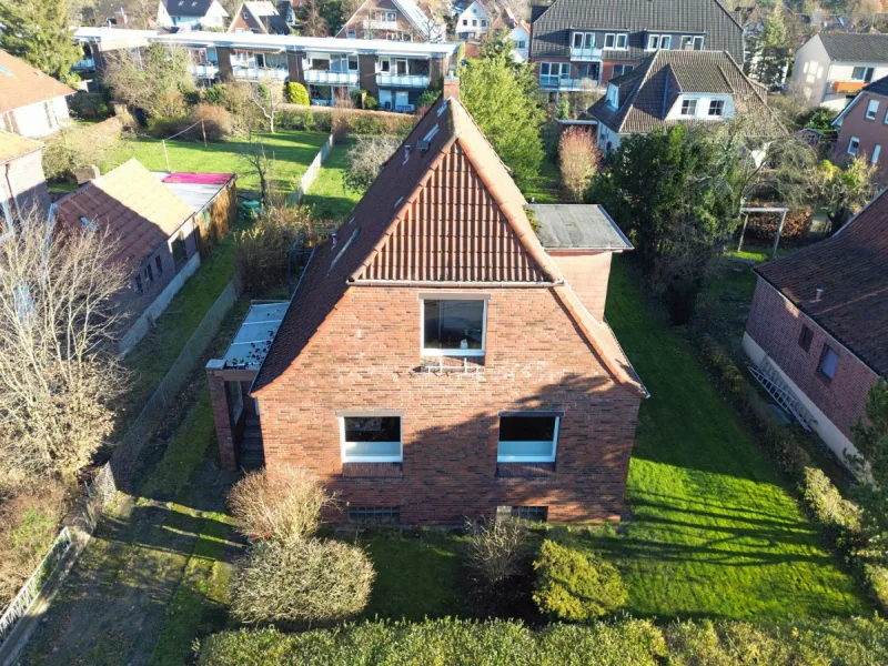 Vorderansicht - Haus kaufen in Hamburg - Charmantes Rotklinkerhaus mit Renovierungsbedarf auf großem, weiter bebaubaren Grundstück