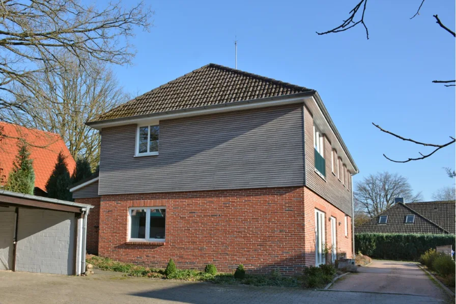 Giebelseite West und Parkfläche mit Carport