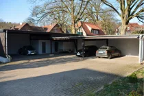 Parkflächen und Carport hinter dem Haus