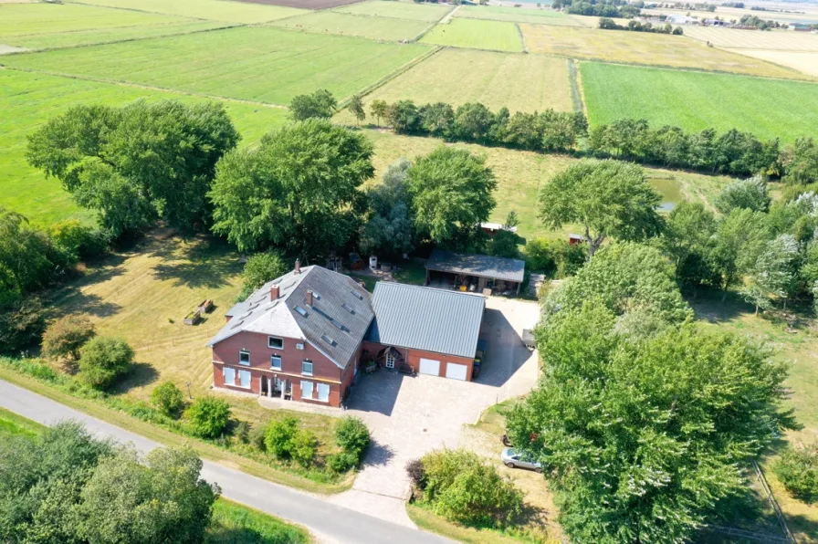 Titelbild - Haus kaufen in Epenwöhrden - RESERVIERT: Märchenhof an der Nordseeküste und ca. 15.000 m² großem Grundstück