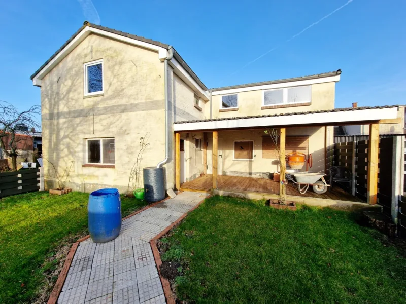 Garten / Rückseite - Haus kaufen in Lunden - MFH mit 3 Wohneinheiten und einer Rohbauwohnung