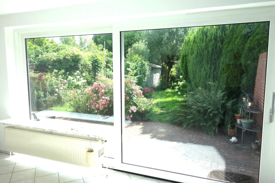 Blick vom Wohnzimmer zum Garten