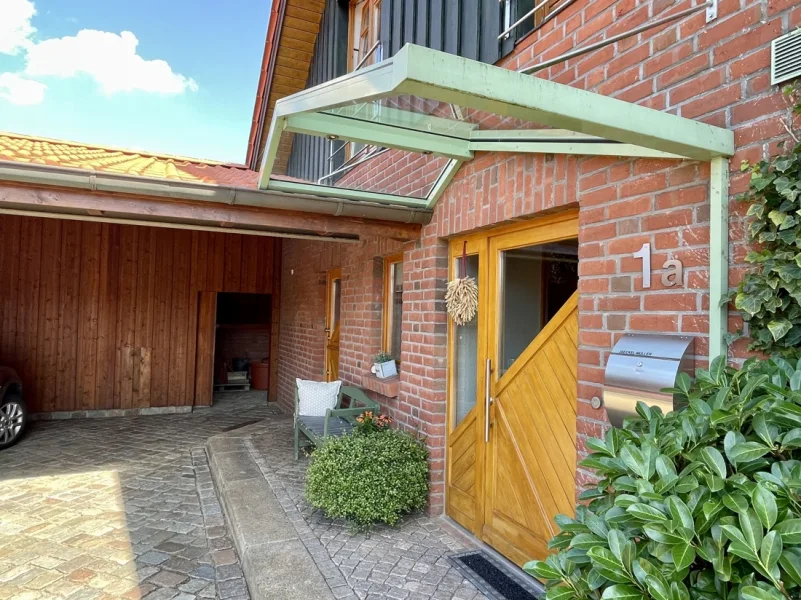 Eingang und Carport