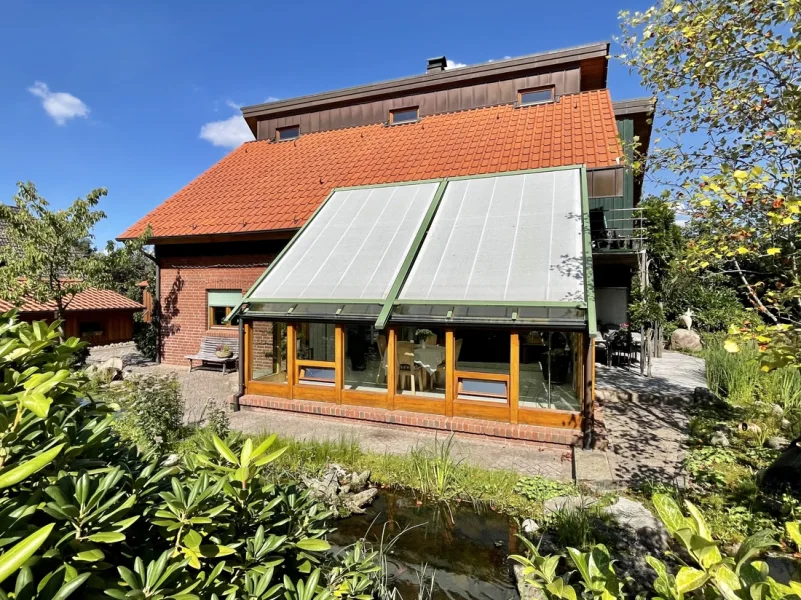 Blick auf integriertem Wintergarten mit Markiese