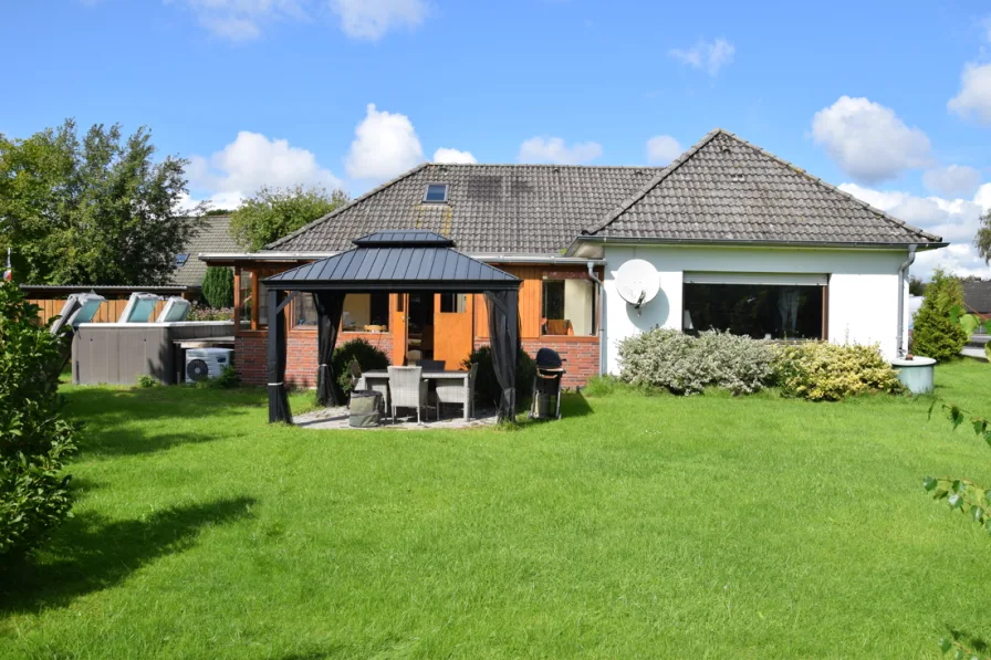 Gartenansicht  - Haus kaufen in Wöhrden - Einfamilienwohnhaus in guter, ruhiger Wohnlage in Nordseenähe  / Büsum