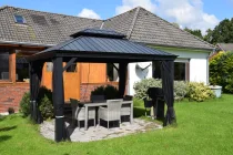 Terrasse mit Pavillon