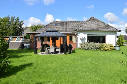 Gartenansicht  - Haus kaufen in Wöhrden - Einfamilienwohnhaus in guter, ruhiger Wohnlage in Nordseenähe  / Büsum