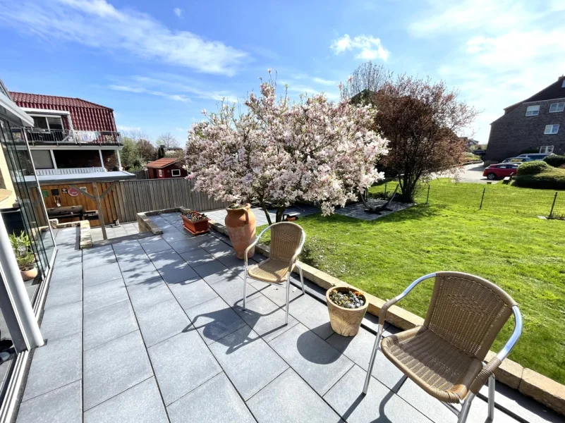 Blick in den Garten von der Hochterrasse