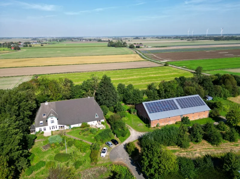 Drohnenbild - Haus kaufen in Trennewurth - Gelegenheit: Charmanter Hof mit Naturkindergarten an der Nordsee und 1,5 ha Land