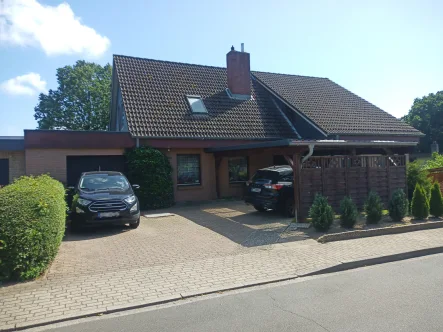 Blick von der Straße auf das Grundstück - Haus kaufen in Bargenstedt - Familienparadies mit großen uneinsehbarem Garten!