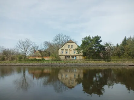 Traumhafte Lage - Haus kaufen in Burg - Traumhafte Kanallage mit 1,5ha Grundstück!