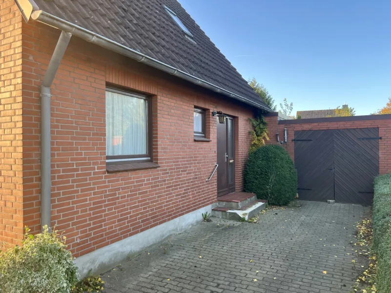 Auffahrt mit Hauseingang und Garage