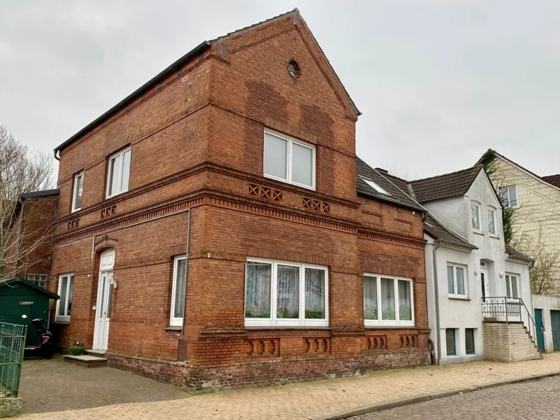 Frontansicht - Haus kaufen in Heide - Anlageobjekt: Altstadthaus mit drei Wohneinheiten im Zentrum der Kreisstadt Heide