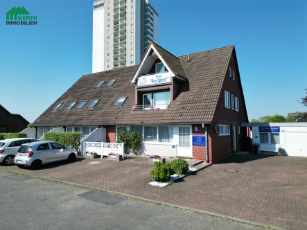 Frontansicht - Haus kaufen in Büsum - Exklusives Ferienappartementhaus - Eigenland - mit 14 Wohnungen in 2. Deichlinie mit Meerblick