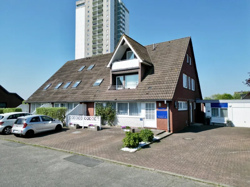 Frontansicht - Haus kaufen in Büsum - Exklusives Ferienappartementhaus - Eigenland - mit 14 Wohnungen in 2. Deichlinie mit Meerblick