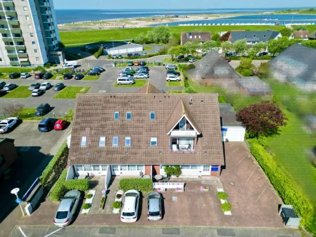 Luftaufnahme - Haus kaufen in Büsum - Exklusives Ferienappartementhaus - Eigenland - mit 14 Wohnungen in 2. Deichlinie mit Meerblick