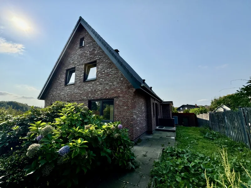 Ansicht Straße / Haustür - Haus kaufen in Burg (Dithmarschen) - Saniertes Traumhaus mit Energieeffizienzklasse A - Nachhaltiges Wohnen in Perfektion