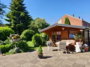 Terrasse mit Gartenhaus