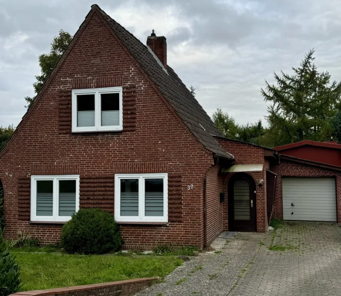 Haus Ansicht - Haus kaufen in Heide - Ihr charmantes Zuhause  – Ruhe und Stadtnähe perfekt vereint