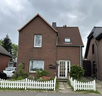 Straßenansicht - Haus kaufen in Brunsbüttel - Einfamilienhaus - Familien-Idyll mit großem Garten