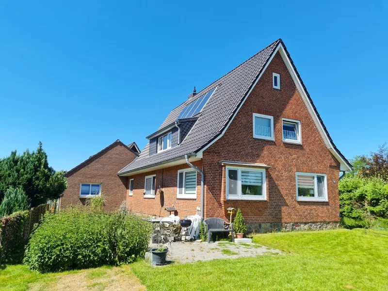 Front - Haus kaufen in Bredstedt - ! Preisreduziert ! Großes gepflegtes Mehrfamilienhaus, gut vermietet in ruhiger Lage in Bredstedt.