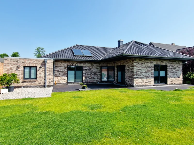 Garten - Haus kaufen in Tönning - TOP! Neuwertiger Bungalow mit sehr guter Ausstattung in ruhiger Lage an der Nordseeküste