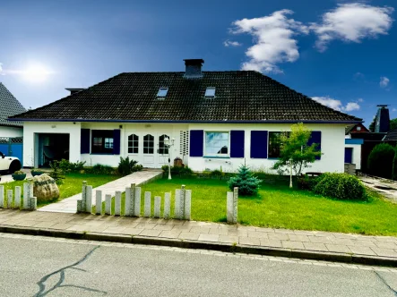 Aussenansicht vorne - Haus kaufen in Heide - Ihre großzügige, idyllische Ruheoase in Zentrumsnähe unserer Kreisstadt!