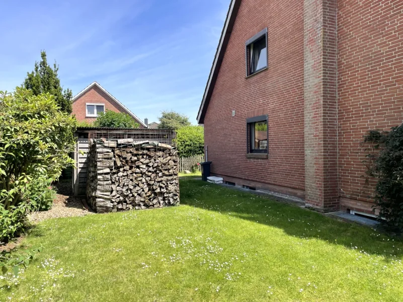 Hintere Garten mit Holzlager