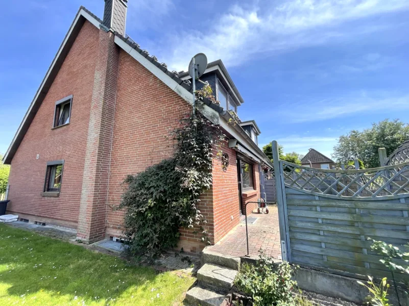 Blick auf Schornstein und Terrasse - Haus kaufen in Harsefeld - Großzügige Doppelhaushälfte mit Vollkeller und ausgebautem Dachstudio***360 Grad Rundgang***