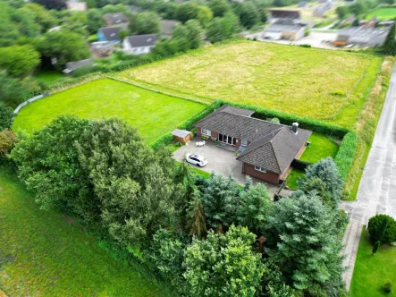 Luftaufnahme - Haus kaufen in Ostenfeld - geräumiger Bungalow mit 10.500 m² Grundstück in Sackgassenlage