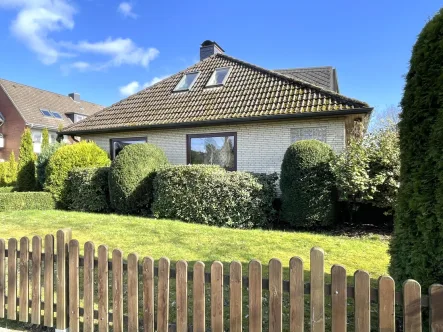 Hausansicht - Haus kaufen in Harsefeld - Zwei in Eins ! Schönes Zweifamilienhaus in guter Lage mit großem Garten* Provisionsfrei für Käufer !!