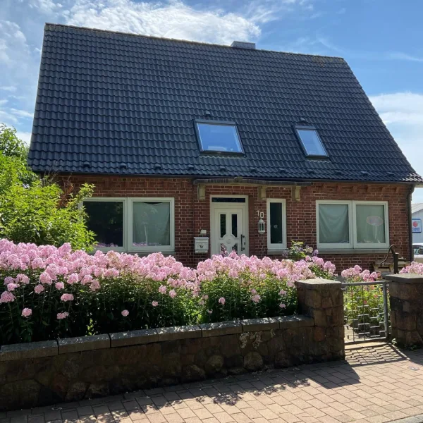 MFH - Haus kaufen in Bredstedt - Mehrfamilienhaus + Bungalow in Bredstedt - Selber wohnen oder vermieten, alles ist möglich!