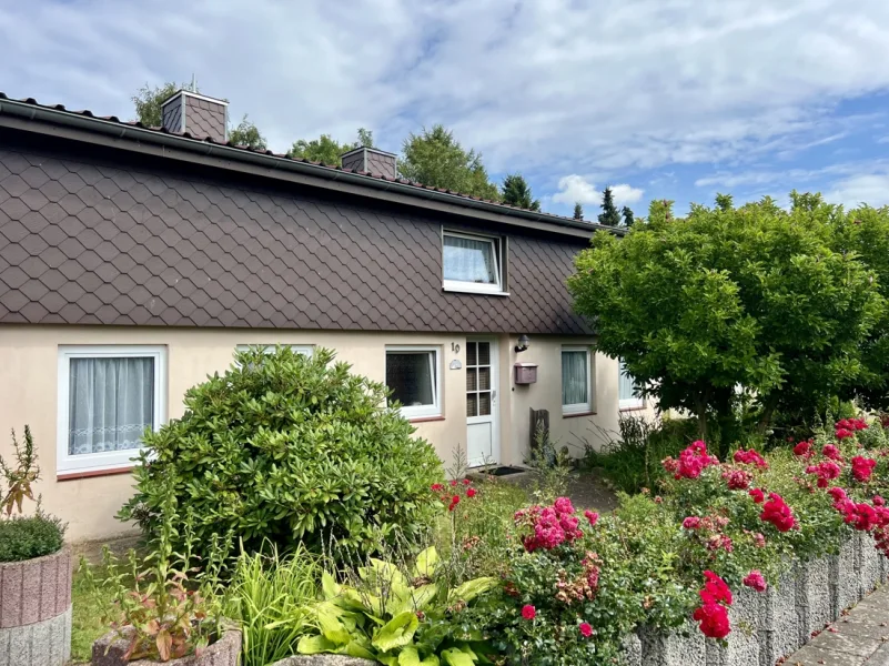 Hauseingang mit Vorgarten - Haus kaufen in Gokels - Wohnen und Wohlfühlen: Doppelhaushälfte mit vielseitiger Raumaufteilung und (Winter-)Garten