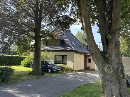 Aussenansicht vorne - Haus kaufen in Wesselburen - PREISSENKUNG!!! Gepflegtes Einfamilienhaus mit schönem Garten in Zentrumsnähe!