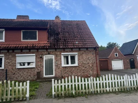 Straßen-Ansicht - Haus kaufen in Brunsbüttel - Doppelhaushälfte mit Potenzial für handwerklich begabte - Vielleicht dein neuer Wohntraum ?