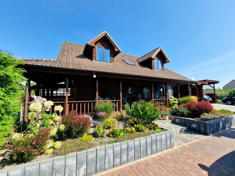 Wohnhaus - Haus kaufen in Büsum - Großzügiges Blockbohlenhaus auf Eigenland an der Nordsee