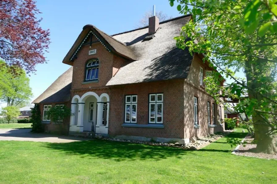 Frontansicht - Haus kaufen in Sankt Michaelisdonn / Hindorf - Malerischer Wohntraum unter Reet auf liebevoll angelegtem Grundstück unweit der Nordsee!