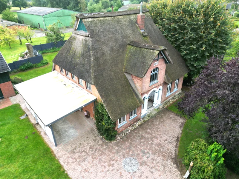 Luftaufnahme - Haus kaufen in Sankt Michaelisdonn - Malerischer Wohntraum unter Reet auf liebevoll angelegtem Grundstück unweit der Nordsee!