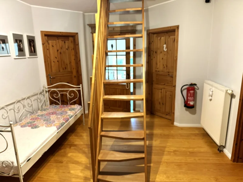 Flur OG mit Treppe zum Dachboden