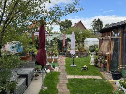 Blick in den Garten - Haus kaufen in Brunsbüttel - Grünes modernes Wohnparadies im Herzen Brunsbüttels!