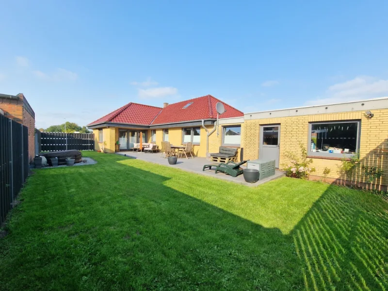 Garten - Haus kaufen in Heide - modernisierter Bungalow mit ca. 680 m² Grundstück in zentraler Lage