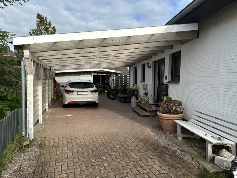 Eingang und Carport