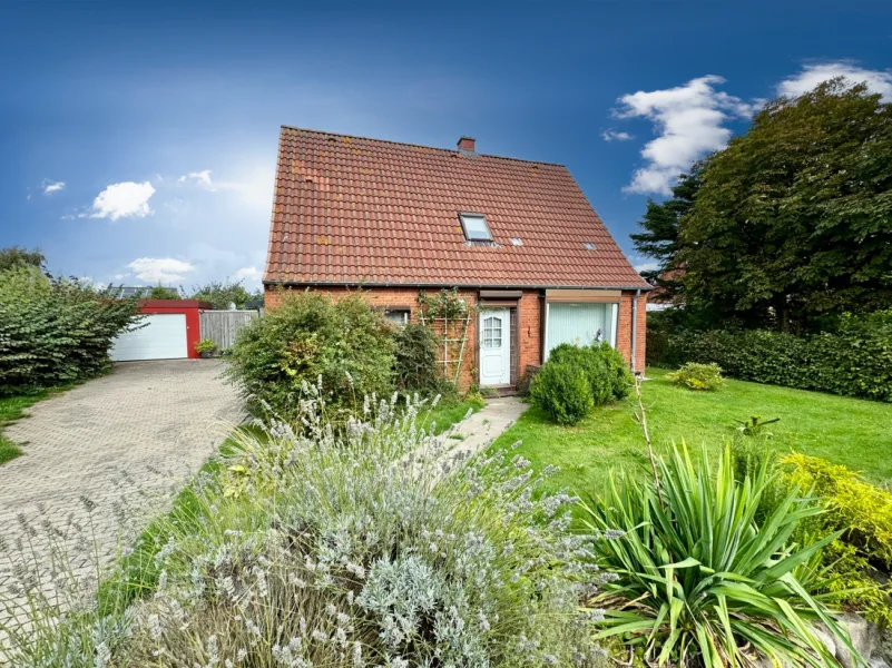 Aussenansicht vorne - Haus kaufen in Friedrichskoog - Ferientraum mit separatem Gästebereich und Gartenbungalow in Friedrichskoog!