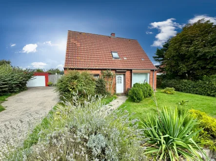 Aussenansicht vorne - Haus kaufen in Friedrichskoog - Ferientraum mit separatem Gästebereich und Gartenbungalow in Friedrichskoog!