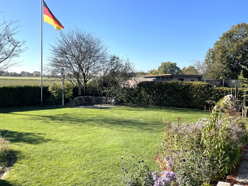 Garten mit Blick auf die Felder