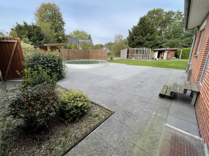 Große Terrasse mit Gartenblick