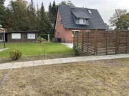 Garten mit Blick aufs Haus 