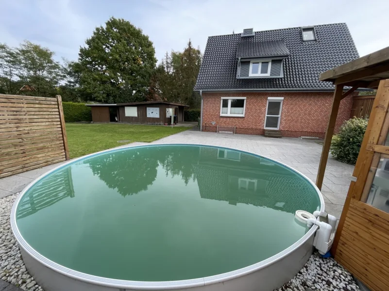 Pool im Garten